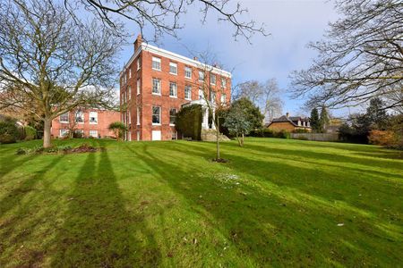 A fully-furnished and spacious five bedroom top floor apartment with off-street parking. Can be available from three months - twelve months. - Photo 2