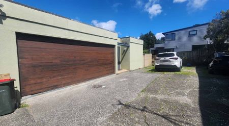 Spacious 5-Bedroom Family Home in the Heart of Hillsborough! - Photo 3