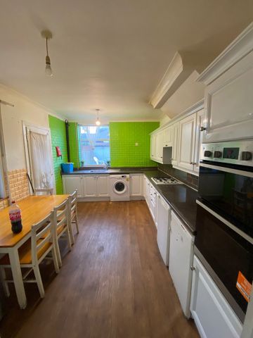 4 Bed Semi-Detached House, Faircross Avenue, IG11 - Photo 5