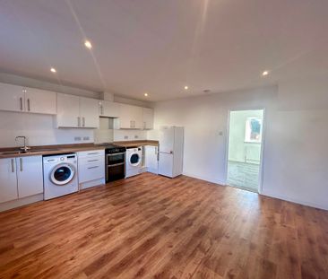 Newly Renovated 1 bed maisonette with PARKING - Photo 2