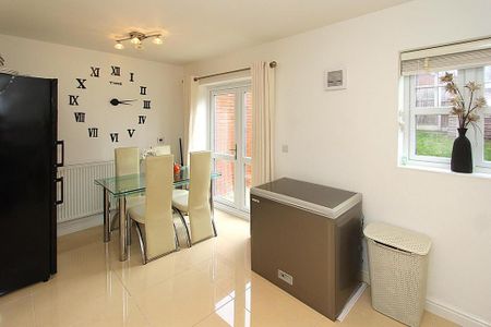 4 bedroom townhouse to rent - Photo 2