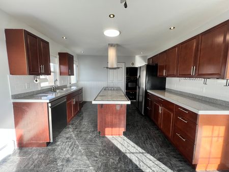 CHARMING 3-BED, 1-BATH SEASIDE FLAT | 1754 SHORE ROAD, EASTERN PASSAGE | $2,495 INCLUDES OIL AND WATER AVAILABLE NOW – OCEAN VIEWS, STEPS TO FISHERMAN’S COVE & BEACHES - Photo 4