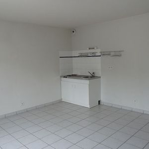 Location Appartement 1 pièce 27m² LA ROCHE SUR YON 85000 - Photo 2