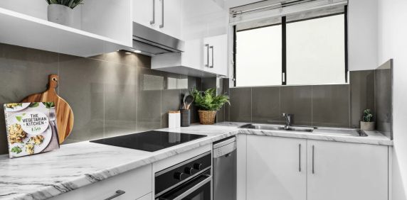 Beautifully Presented Top Floor in 'Wareena ' Complex - Photo 2