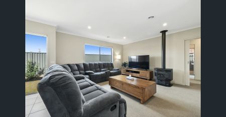 Low-Maintenance Home Offering Comfort, Style and Everyday Convenience - Photo 4