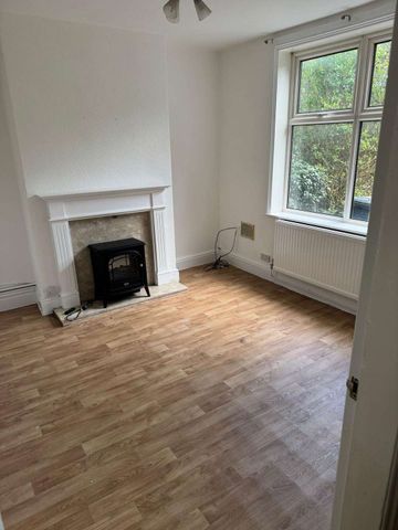 We are delighted to present this charming three-bedroom semi-detached cottage, available from April 2026, offering rustic elegance blended with modern convenien - Photo 2