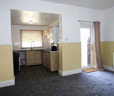 2 bedroom end of terrace house to rent - Photo 2