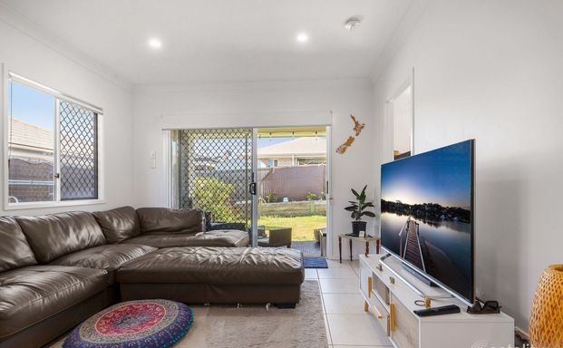 Stylish Family Sanctuary with Modern Comforts – A Must-See in Park Ridge! - Photo 1