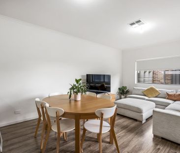 Contemporary Courtyard Home - Photo 2