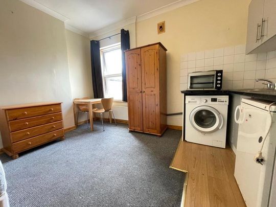 1 bedroom in a house share to rent - Photo 1