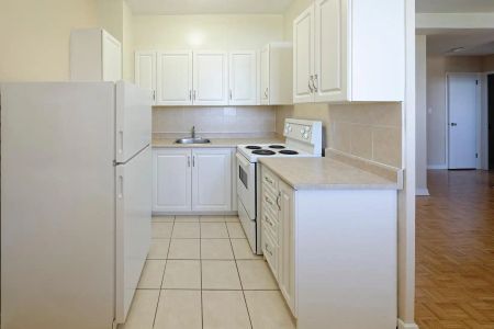 90 Eastdale — 1 Bedroom Large - Photo 2