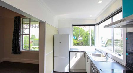 Spacious Family Home - Photo 2