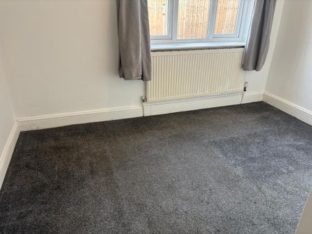 2 bedroom ground floor flat to rent - Photo 2
