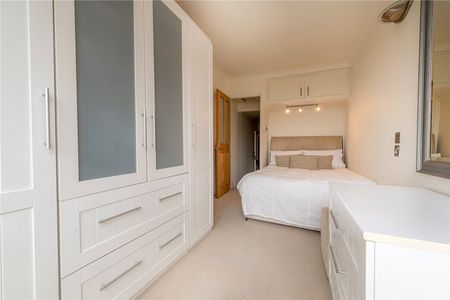 A bright and spacious one bedroom apartment on the top floor of a period conversion with a private roof terrace - Photo 3