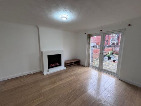 2 bedroom mews to rent - Photo 2