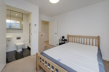 Falcondale Court, Lakeside Drive, London, NW10 - Photo 3