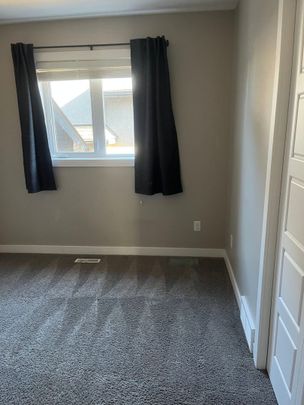 Hampton Village - 4 Bedroom/2 Bathroom Upper Unit - 726 Hargreaves Cres - Photo 1