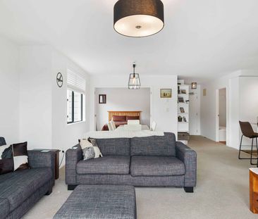 Modern & Stylish Two Bedroom Apartment - Photo 1