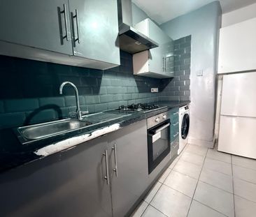 Two-Three bedrooms on first floor top of the shop- Ilford high road - Photo 5