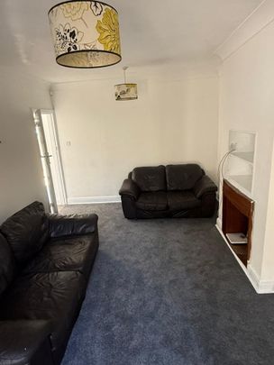 3 Bed Semi-Detached House, Park Road, TW3 - Photo 1