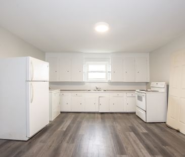 Cozy 2 Bedroom Upper Unit in Welland!! - Photo 3