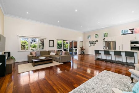 Elegant Family Home In Mount Hawthorn - Photo 2