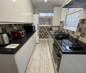 3 bedroom private hall to rent - Photo 3