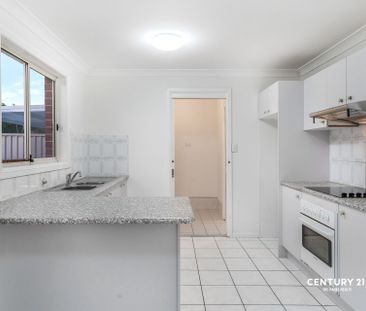 Spacious Three Bedroom Townhouse in a Prime Location! - Photo 4