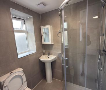 Small size studio flat with seperate kitchen- £1300 inclusive bills - Photo 2