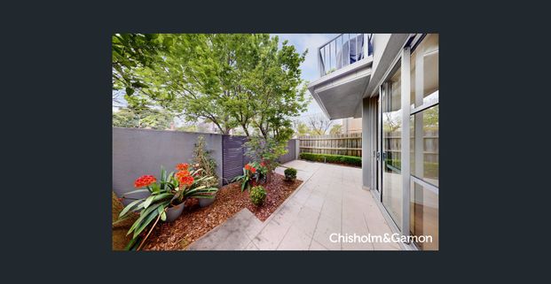 Stylish Ground-Floor Elwood Apartment with Spacious Terrace & Prime Lifestyle Location - Photo 1