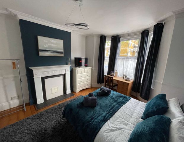 Cozy Room in the heart of Bromley |No Deposit| Room 1 - Photo 1