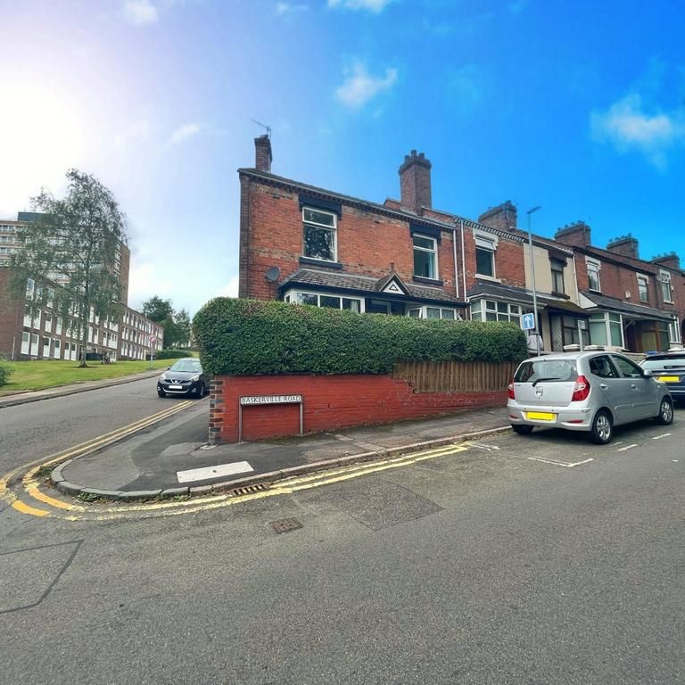 1 bedroom in a house share to rent - Photo 1