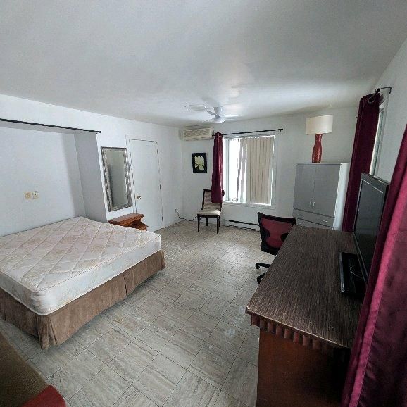 grande chambre avec un bureau - Photo 1