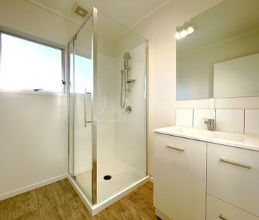3 BEDROOM - FULLY RENOVATED - GARAGE - Photo 2