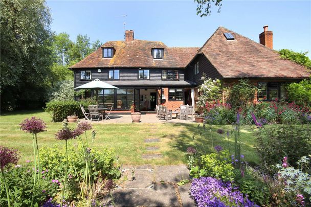 An idyllic Wealden farmhouse with beautiful gardens. - Photo 1