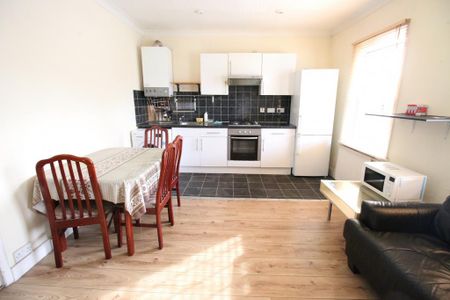 3 bedroom flat to rent - Photo 3