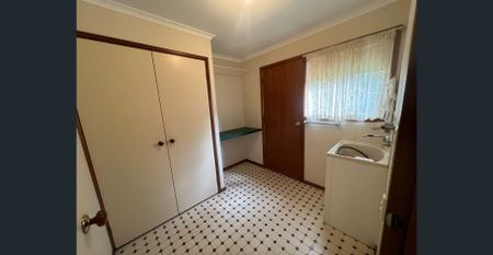 Cosy 3-Bedroom Home with New Carpets, Low-Maintenance Yard & Ideal Location. - Photo 3