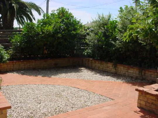 Two bedroom, easy care - Photo 1