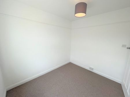 A RECENTLY REFURBISHED three Bedroom terraced house - Photo 2