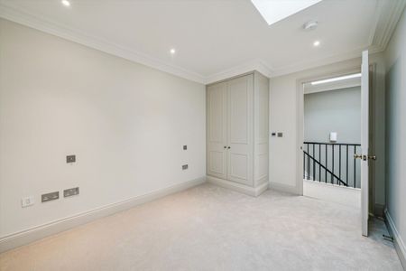 A beautifully finished five-bedroom, five-bathroom home, newly finished to an exceptional standard throughout. - Photo 5