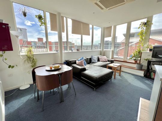 2 bedroom Flat To Let - Photo 1
