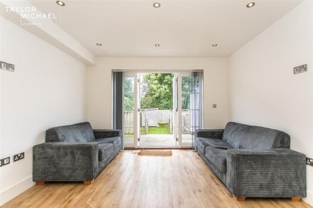 4 bedroom end of terrace house to rent - Photo 4