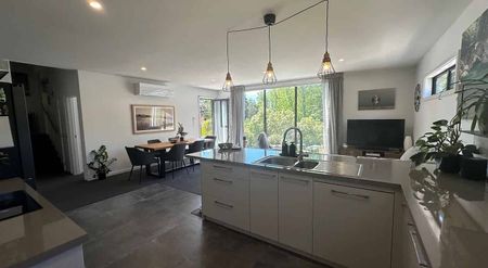 Sunny Modern 3-Bed, 2-Bath Home in Stoke - Photo 5