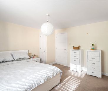A light and spacious Victorian mid terrace house located on a sough... - Photo 3