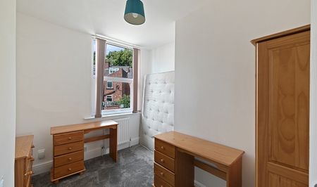 Spacious 6-Bed Student House with Open Plan Kitchen in Prime Location - Photo 3