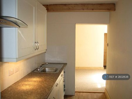 2 bedroom flat to rent - Photo 2