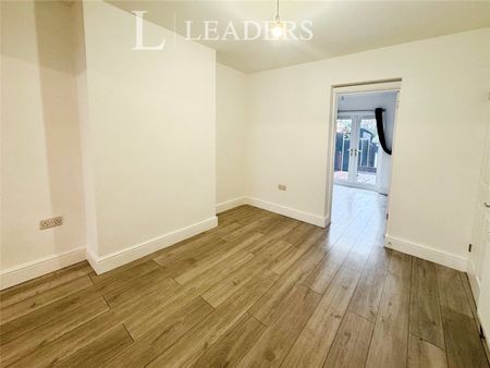 3 bedroom house to rent Tewkesbury Road, Clacton-on-Sea, Essex, CO15 - Photo 5