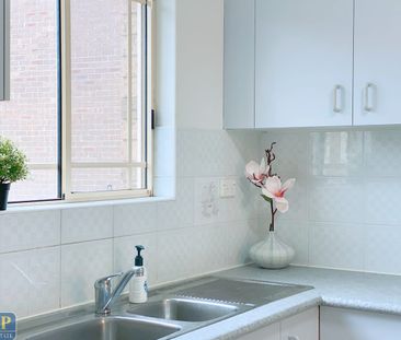 Newly renovated ultra-convenient yet quiet, oversized Townhouse - Photo 5