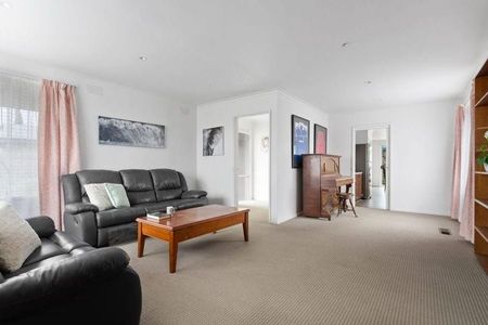 Charming 3-Bedroom Home with Ample Natural Light in Lalor - Photo 2