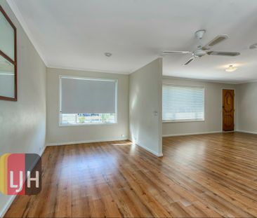 AIR CONDITIONED THREE BEDROOM HOME IN GREAT LOCATION! - Photo 1